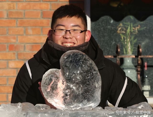 冰雕diy:有人雕个心,有人雕头猪,小姐姐雕的东西让人看不懂